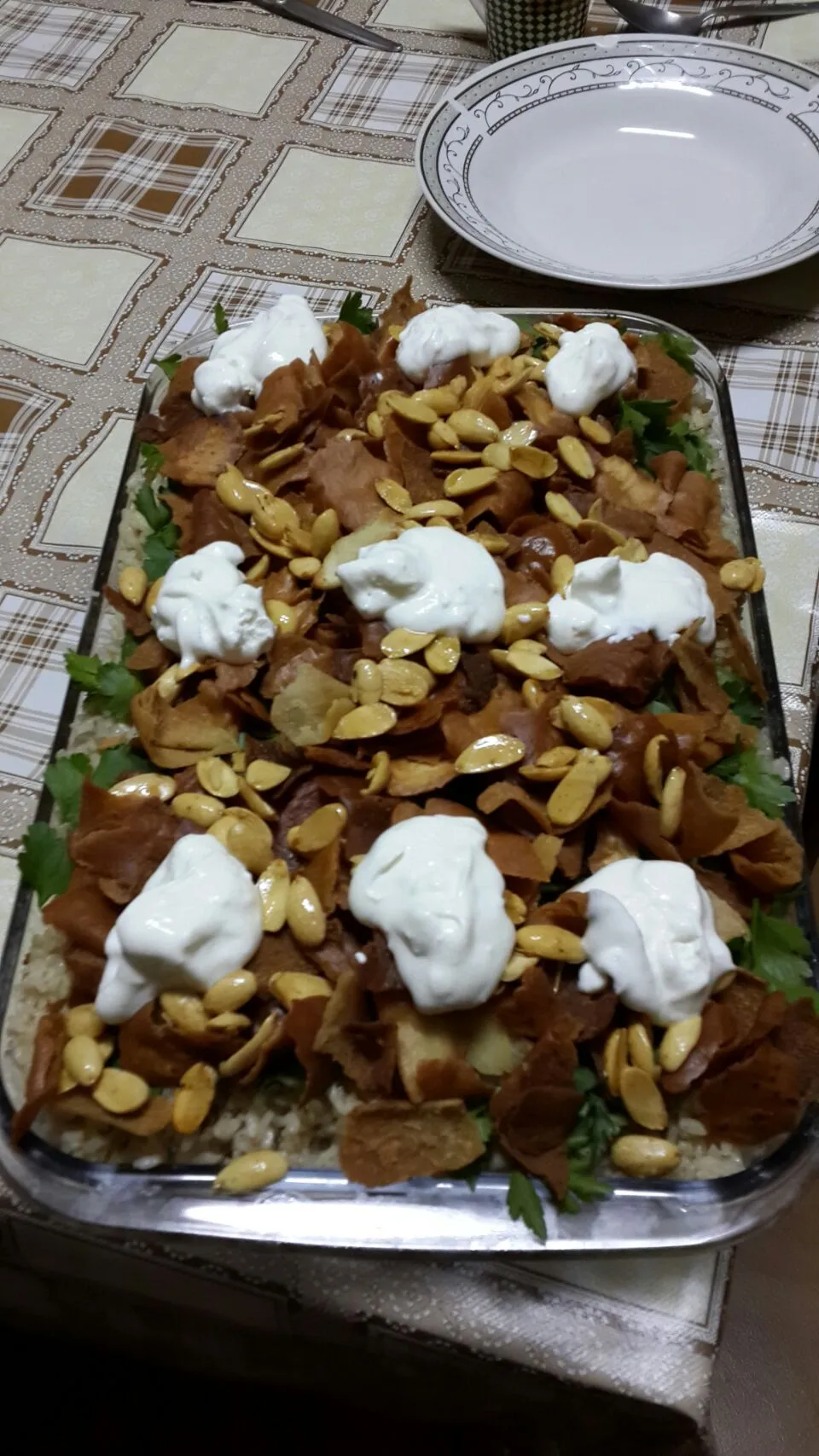 Snapdishの料理写真:(fatat rez  )its middle eastern dish  
layers of cooked  rice /fried chicken / Parcels / fried peta bread /fried almonds /fried eggplants and garnished with fre|irisさん