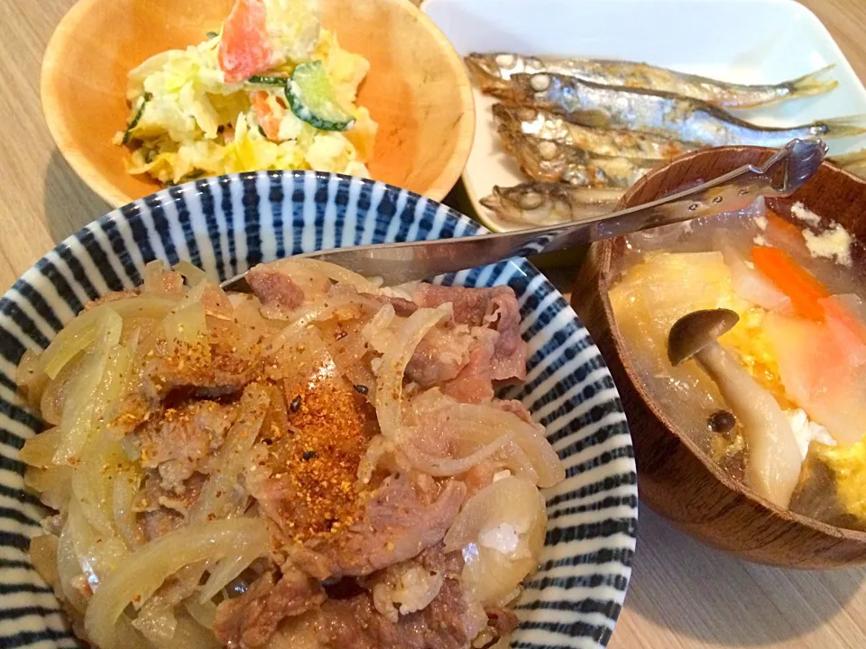 忙しい日の簡単ゴハン 牛丼、葛切り中華スープ、ししゃも、ポテトサラダ|きむらゆりかさん