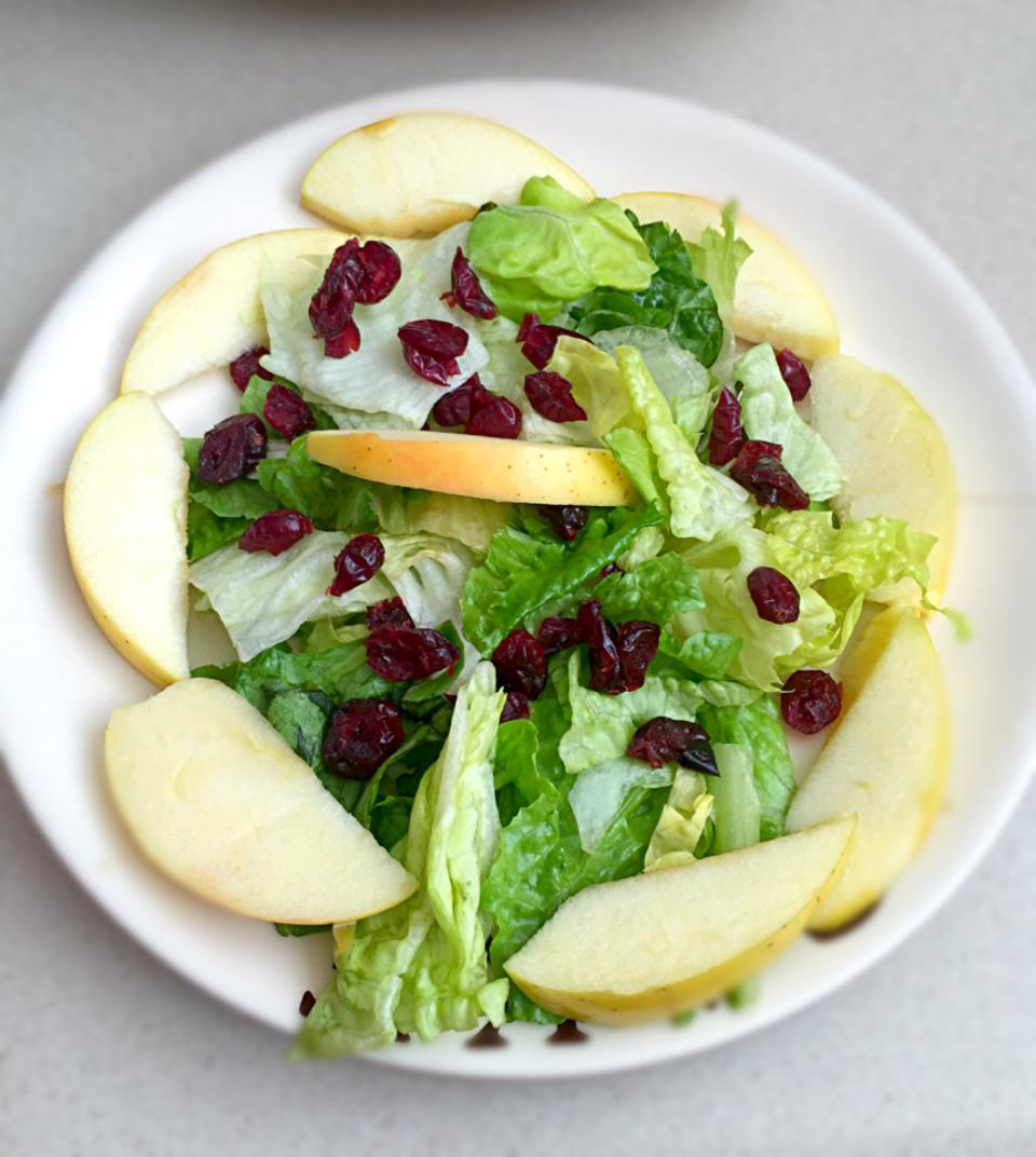 Todo 20+ Foto ensalada de lechuga con manzana y arándanos Mirada tensa