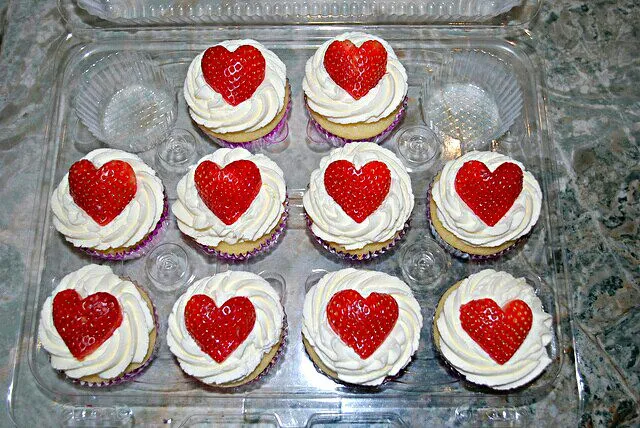 Strawberry Cupcakes🍓 🍃 🍓 National Strawberry Day 🍓 🍰 🍓 #Fruit #Snack/Teatime #Dessert ❤ #Cake/Pie #Party 😊|Alisha GodsglamGirl Matthewsさん