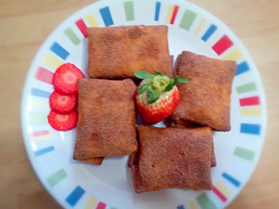 Snapdishの料理写真:Strawberry Cheesecake Chimichanga|Yari Gonzálezさん