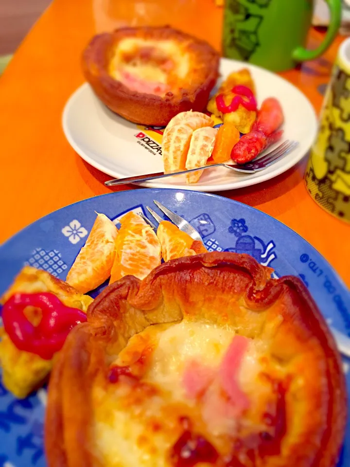 Snapdishの料理写真:クロワッサンピザ  🍕  オムレツ  🐙ウィンナー  🍊デコポン  ☕️ココア|ch＊K*∀o(^^*)♪さん