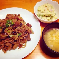 ナスとキノコの甘辛味噌焼きそば、中華コーンスープ、ポテサラ❤️|まりえさん