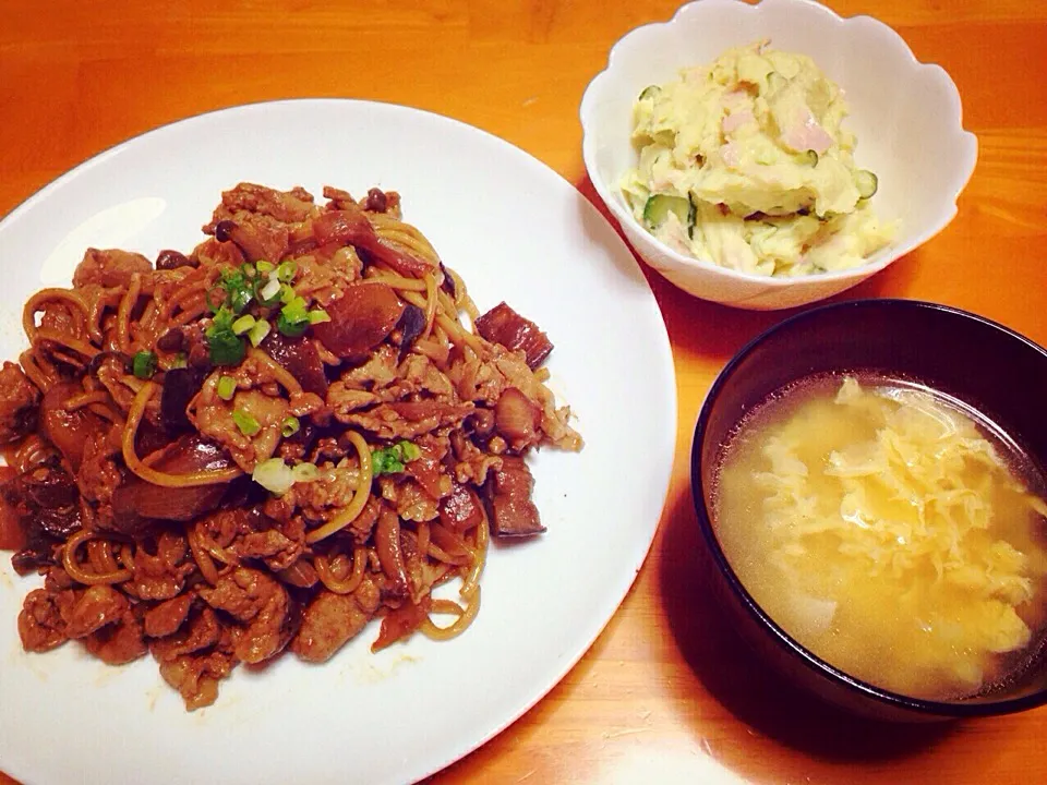 ナスとキノコの甘辛味噌焼きそば、中華コーンスープ、ポテサラ❤️|まりえさん