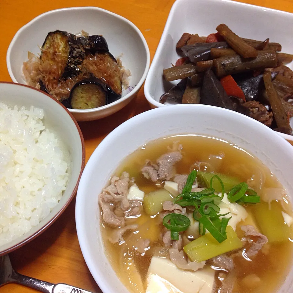 焼きねぎと豚肉の湯豆腐、焼きなす、筑前煮❤️|まりえさん