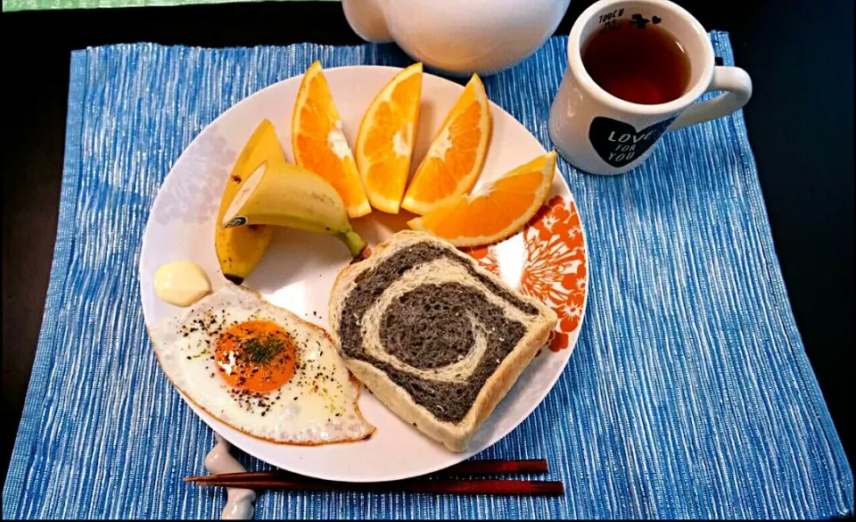 休日朝ごはん☆手作り黒ごま食パン&オレンジと見せ掛けて伊予柑w|pikyuさん