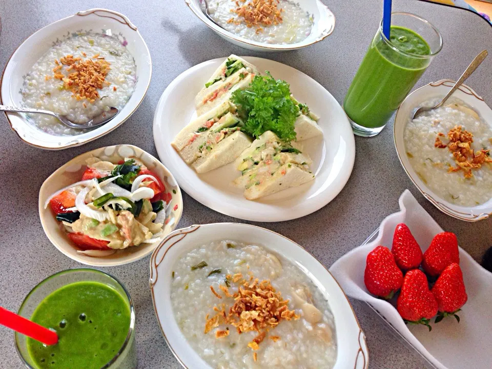 Today's Breakfast ' porridge,avocado sandwich,green smoothie|viviさん