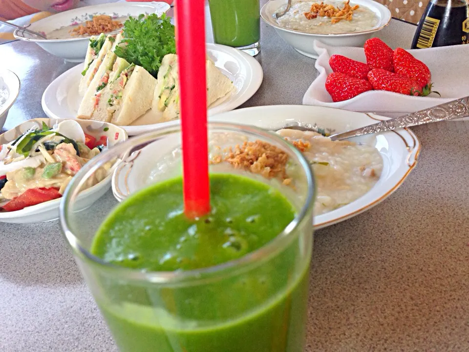 Today's Breakfast ' porridge,avocado sandwich,green smoothie|viviさん