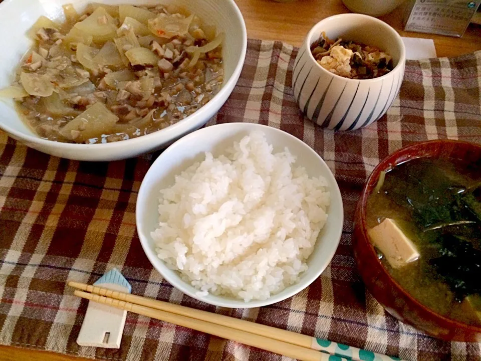 朝ごはん★玉ねぎとしいたけの和風麻婆風、切り干し大根と高菜の炒め物、みそ汁、ごはん|ハルさん