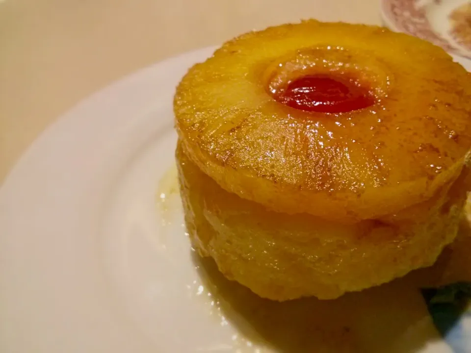 Mini pineapple upside down cakes|Julie Tranさん