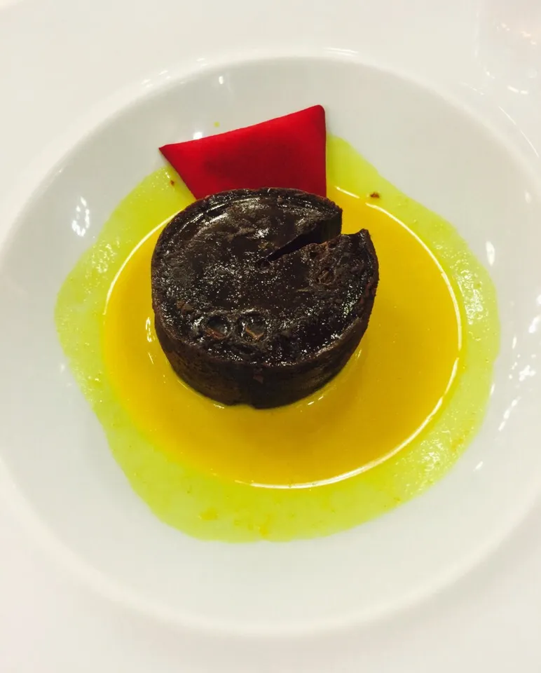 Chocolat cake in saffron sauce|Generaalさん