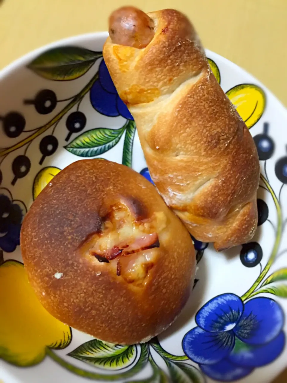 ベーコンチーズパンとウインナーパン|でおでおさん