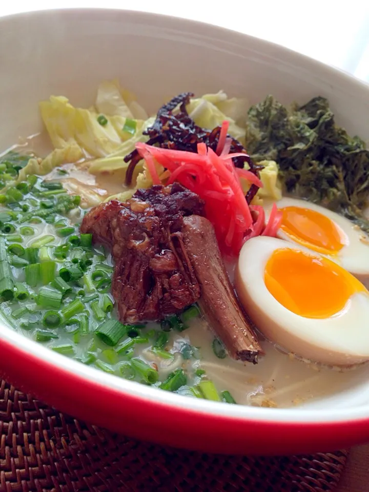 お土産物にいただいた長浜ラーメンでお昼ゴハン🍜😋トッピング〜スペアリブでチャーシュー、味玉、キャベツに明太昆布、あおさ、紅生姜、ネギ、胡麻😆美味しかった〜😋|アイさん