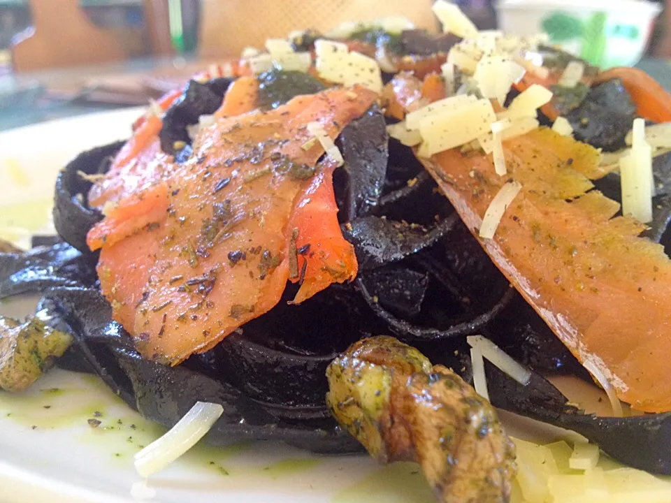 Black fettuccine with smoked salmon in homemade pesto.|toystory150780さん