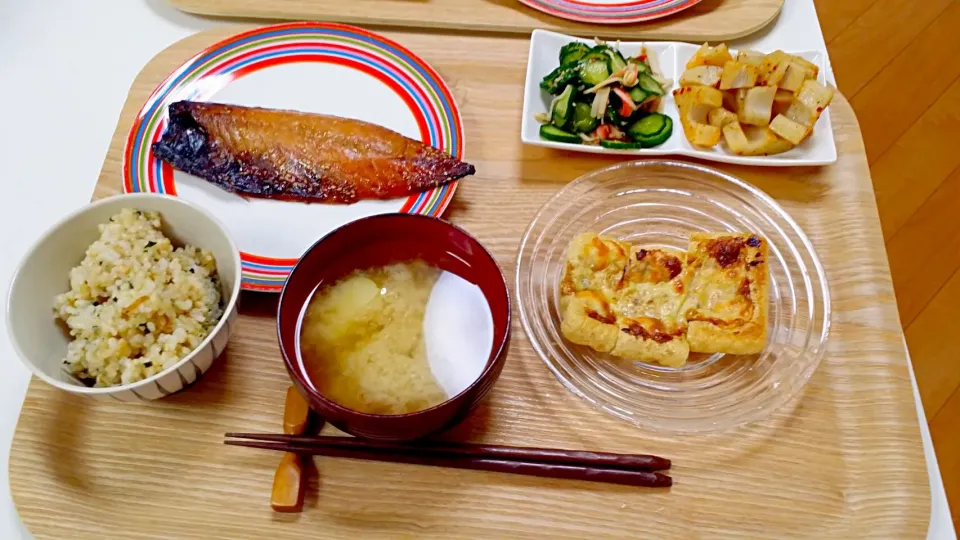 今日の夕食 鯖のみりん干し、きゅうりの酢の物、れんこんの塩きんぴら、油揚げのマヨチーズ焼き、じゃがいもの味噌汁、玄米|pinknari🐰🌈さん