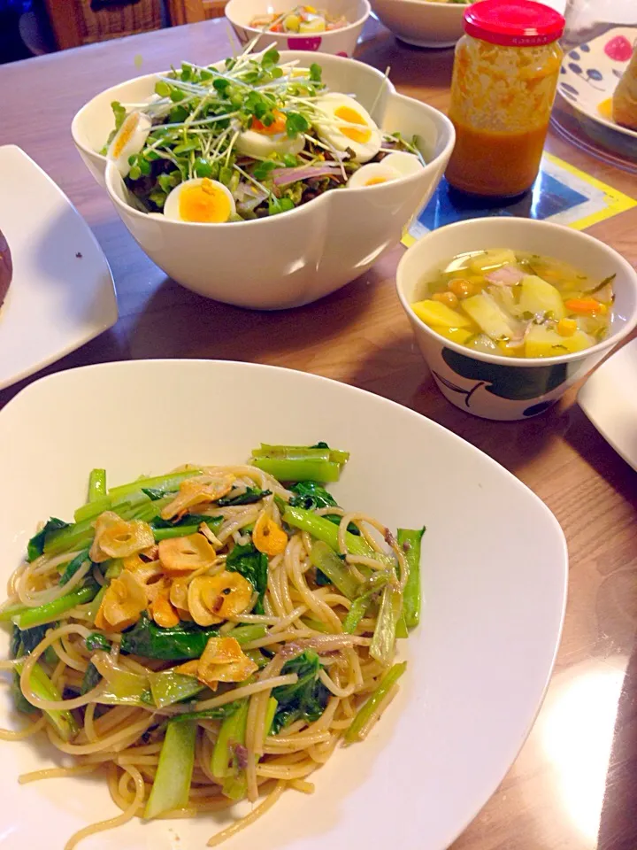 小松菜とアンチョビのパスタ、ひよこ豆とお野菜たっぷりスープ、人参ドレッシングのサラダ|Fumieさん