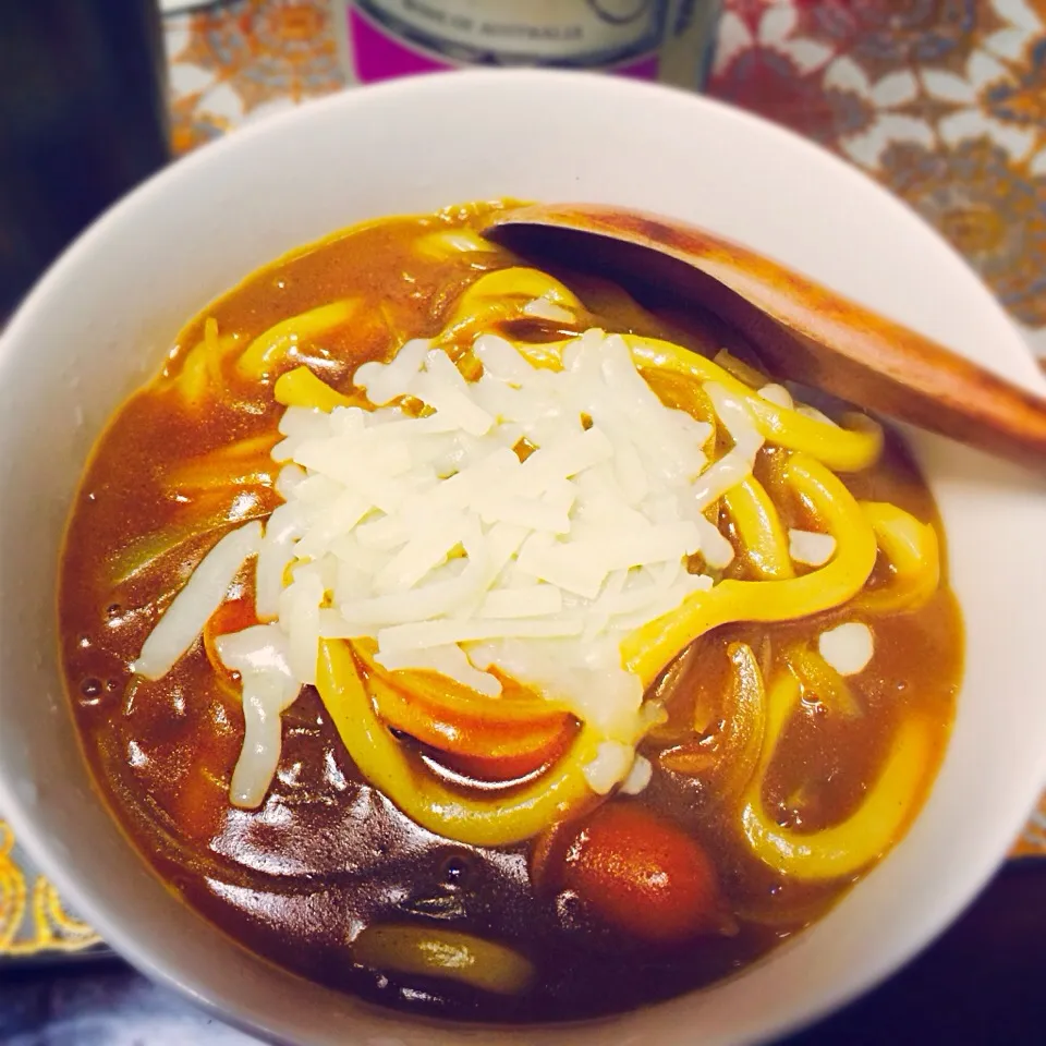 Snapdishの料理写真:カレーうどん♪豚肉ないからウインナーとトロけるチーズ入れて…洋風…？|松田祐貴子さん