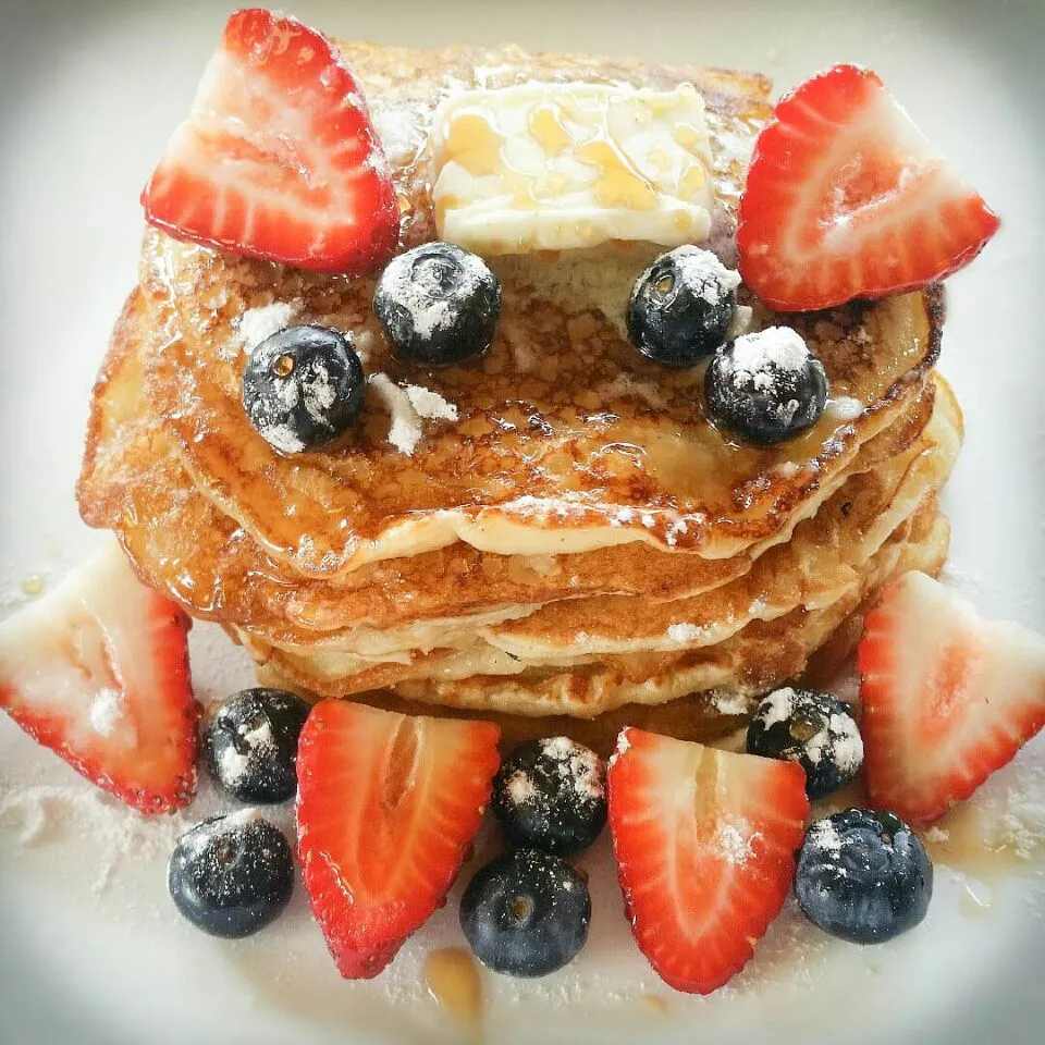 Vegan (egg & dairy free) pancakes w/ powdered sugar, maple syrup & vegan butter|Jason Alvaradoさん