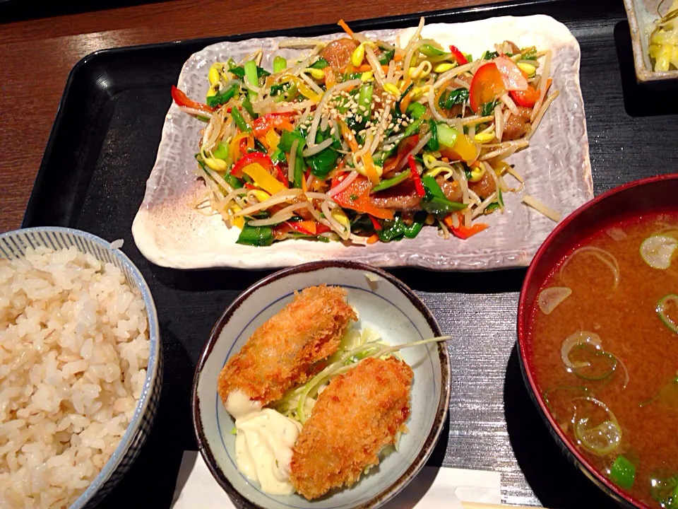 Snapdishの料理写真:レバニラ炒め定食＋カキフライ@居酒屋 じゅん(東大宮)|みっさんさん