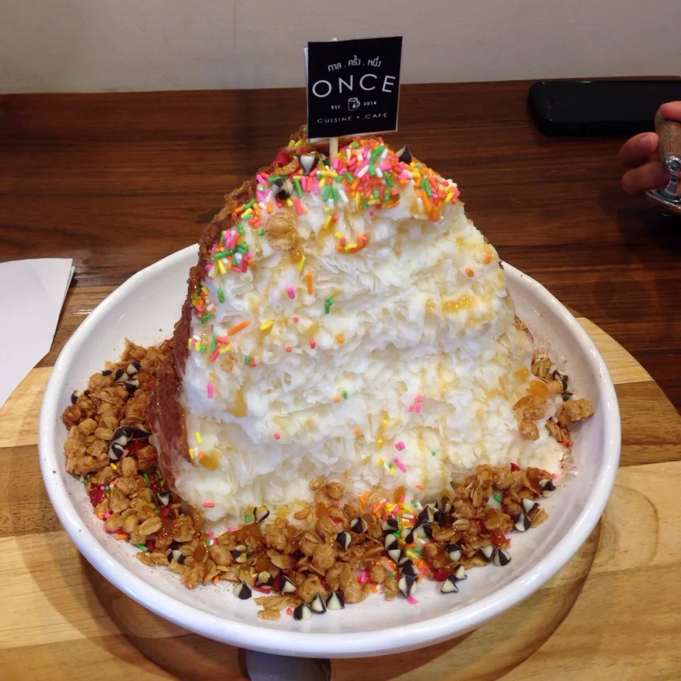 Shaved milk icecream with cereal , chocolate chips , rainbow and caramel sauce|Vaweezさん