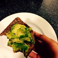 Rye bread and avacado with salt and pepper|Gladys Ooiさん