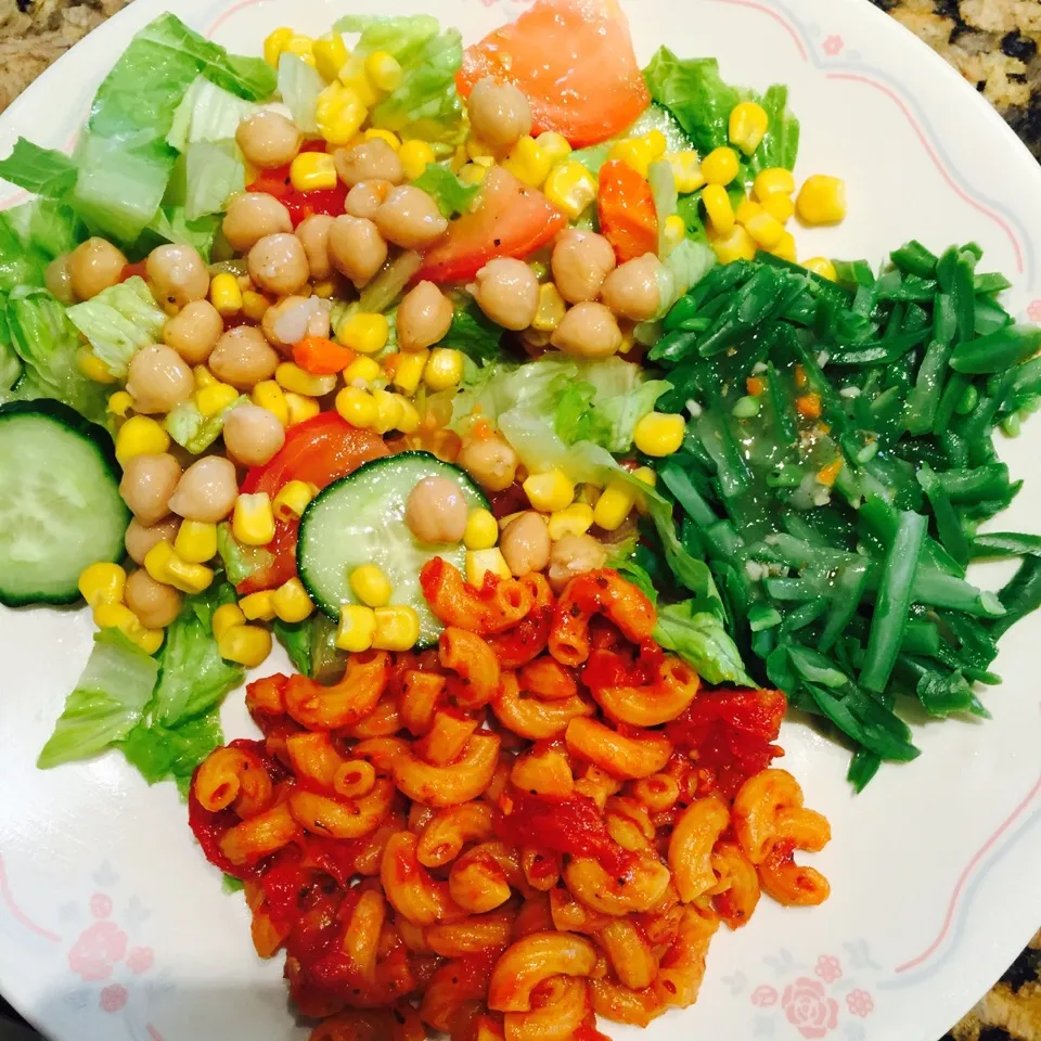 Salad, veggies and pasta|victoria valerioさん