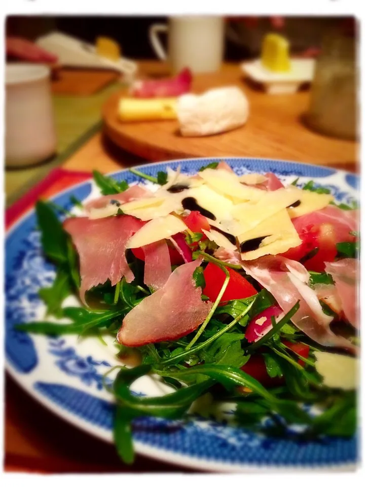 arugula tomatoe salad with smoked black forest ham and original italian parmesan cheese 🍷|CatzeMDさん