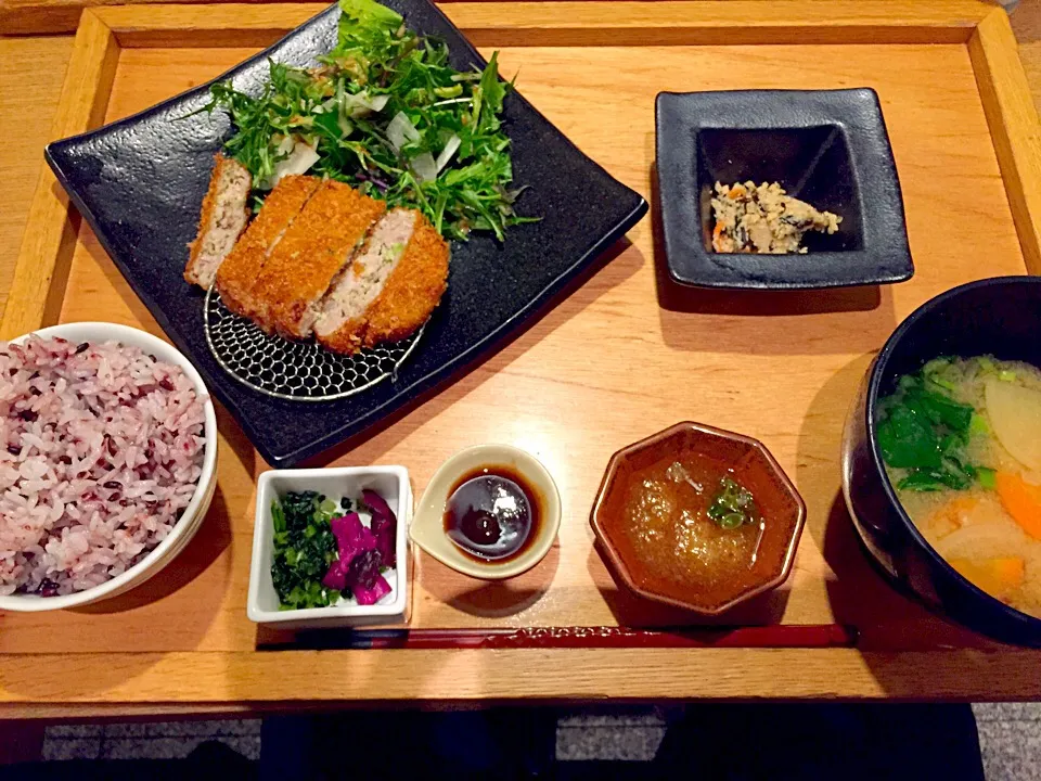 メンチカツ定食 やさい家めい|どかべんべんさん