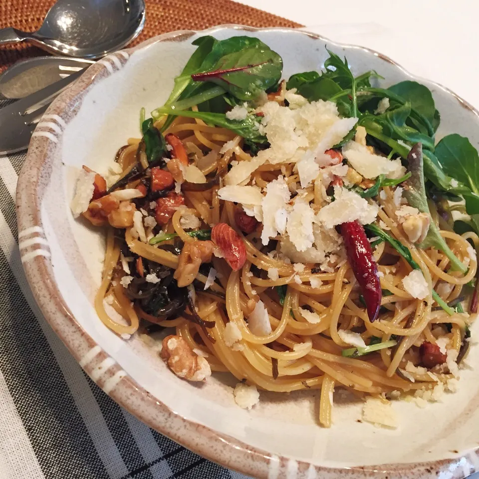 リーチさんの料理 ルッコラとナッツの塩昆布オイルパスタ|麻紀子さん