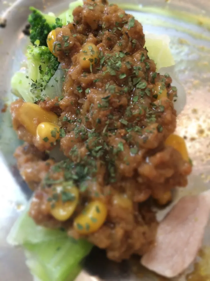 Snapdishの料理写真:コーン豚キーマカレーを温野菜に載せて！|大阪カレー部長さん