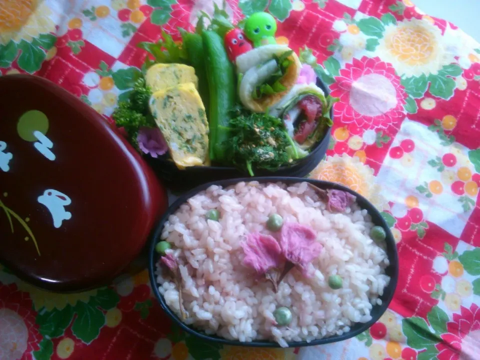 Snapdishの料理写真:🍱｢桜ご飯のお弁当｣…(🌸桜ご飯*人参葉のゴマ和え*ネギ入り卵焼き*スナップエンドウ*竹輪の梅シソ巻き)|*ママちゃん*さん