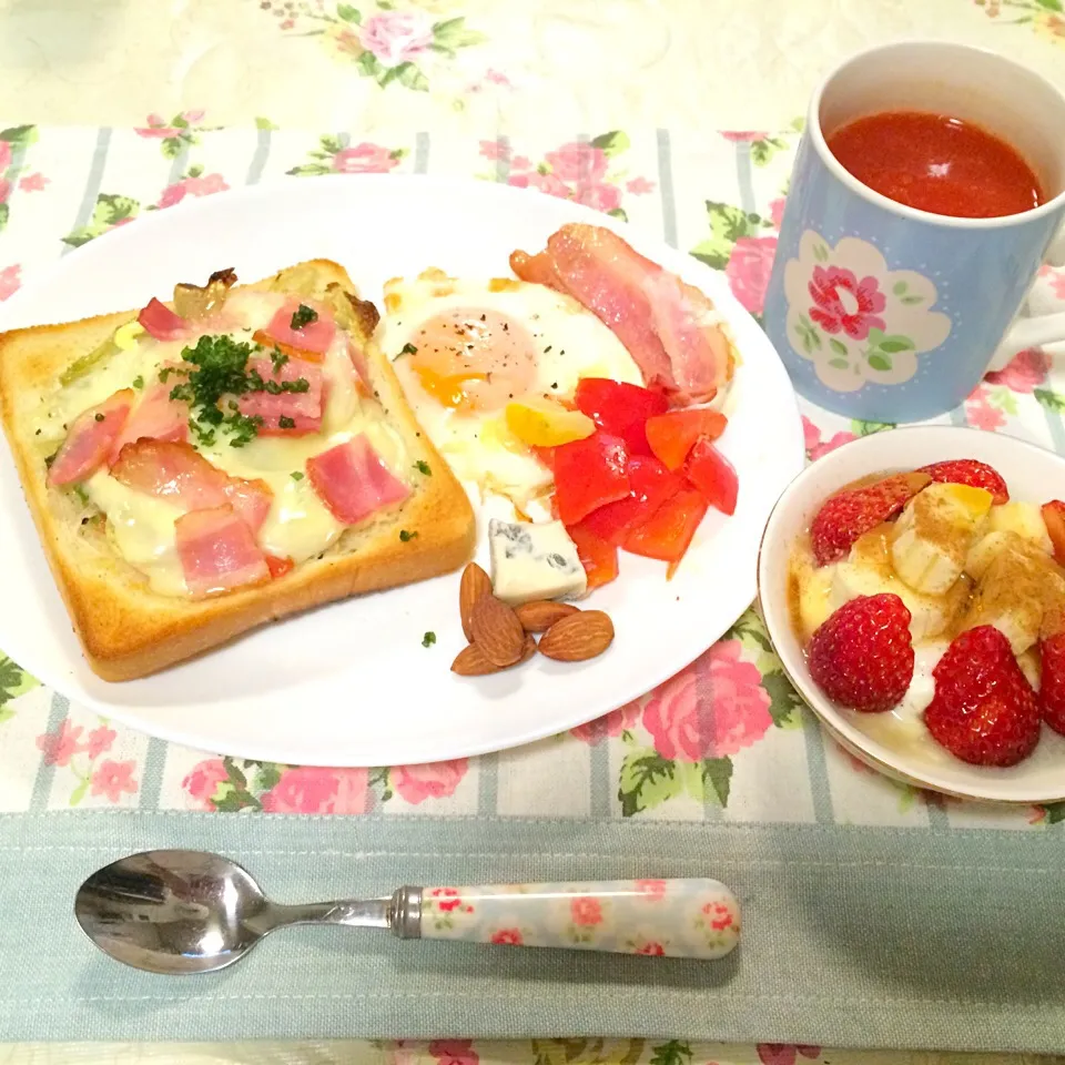 Snapdishの料理写真:朝ごはん☀️アボガド、玉ねぎマリネ、レタス、トマト、チーズ、ベーコンのせのトースト🍞目玉焼きの塩レモン焼き|♥️さん