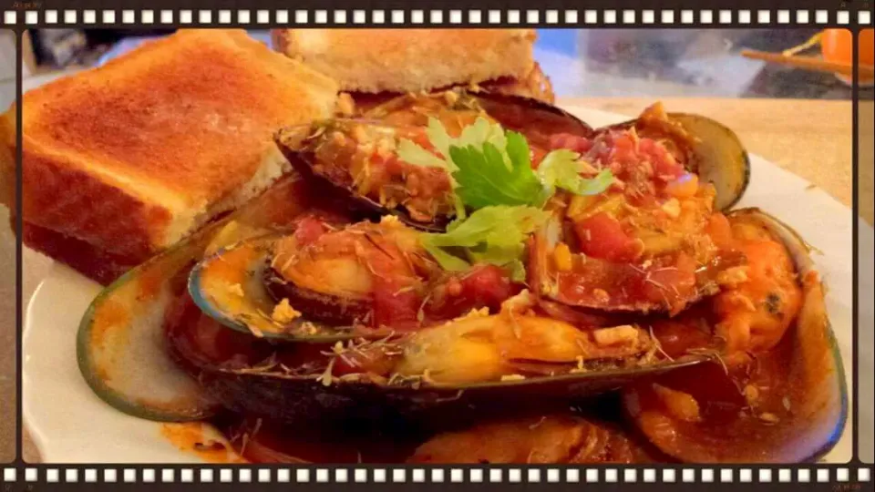 Mussels with tomato white wine sauce|Momoko Chanさん