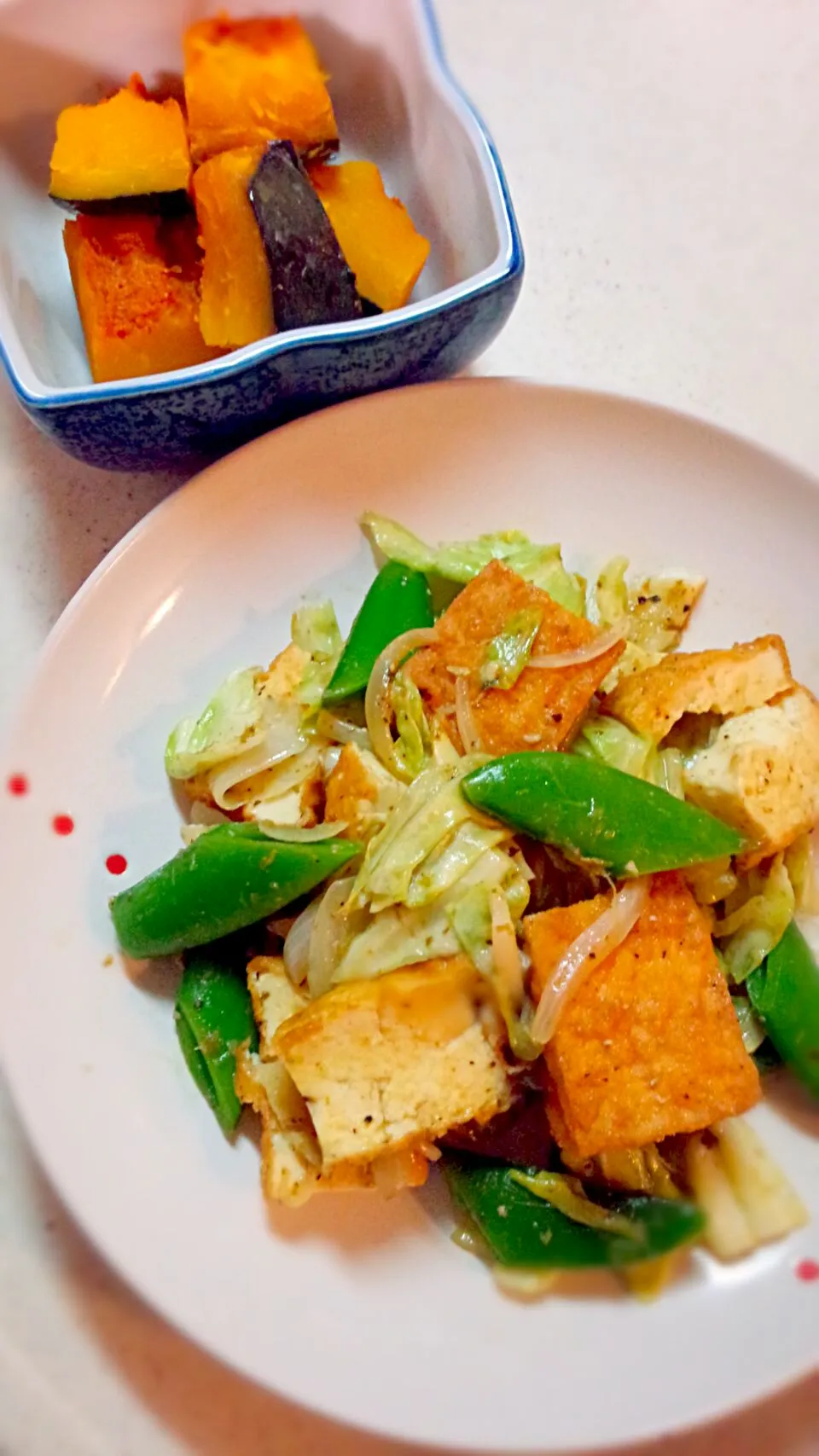 息子と２人ご飯の為簡単に…。厚揚げと野菜のガーリックバジル炒めとカボチャの煮物♡|ゆっこさん