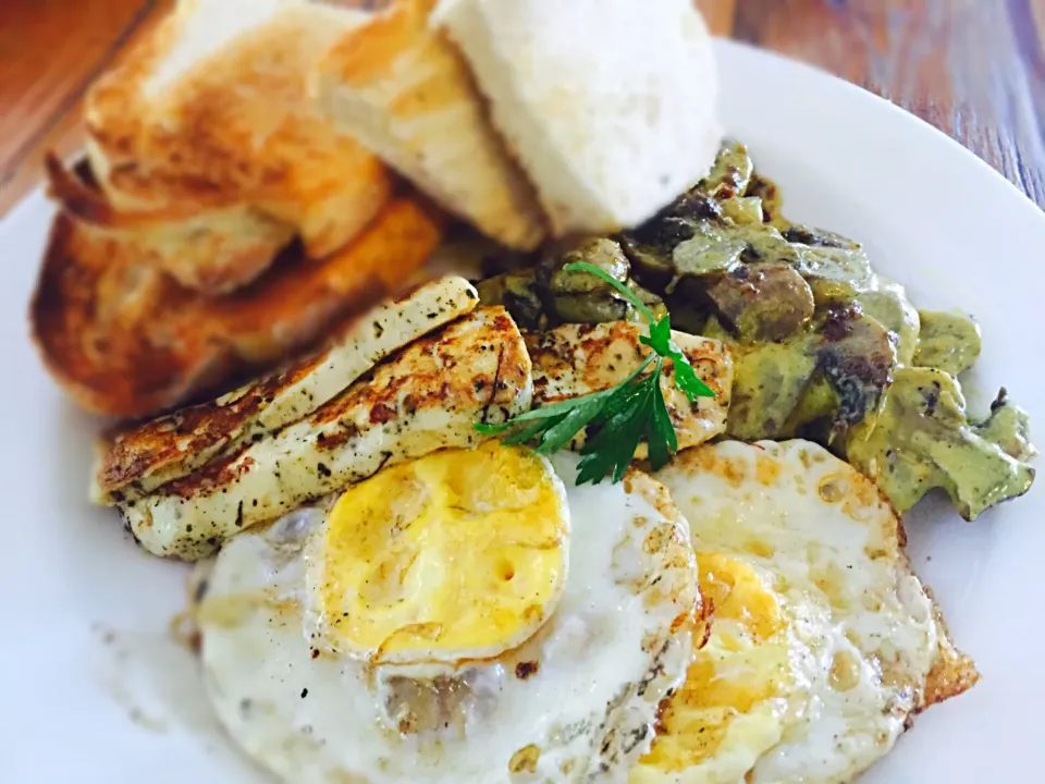 Vegetarian breakfast: Eggs, Huloumi cheese, hash brown  and curry mushrooms|Sergio Lacuevaさん