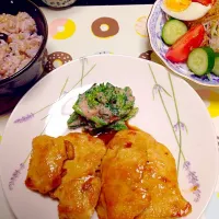 Snapdishの料理写真:鶏胸肉の照り焼きと菜の花の明太マヨ和え|Michiko Maedaさん