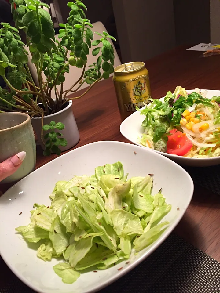 お家ご飯。キャベツとクミンサラダ、とサラダ|Tomomi Booさん