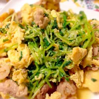 Snapdishの料理写真:豆苗とふわとろ卵の炒め物|ゆかさん