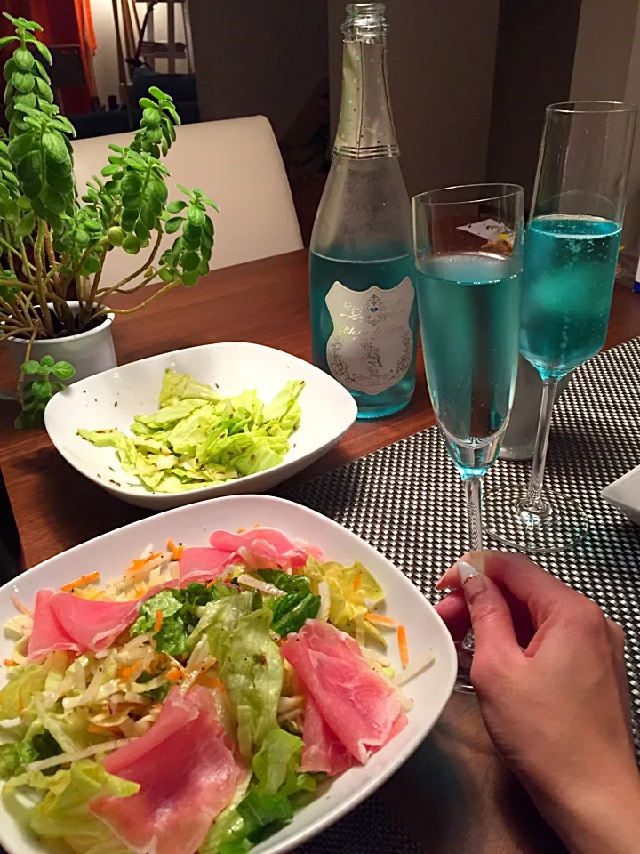 幸せのブルースパークリング^^と、味変サラダ|Tomomi Booさん