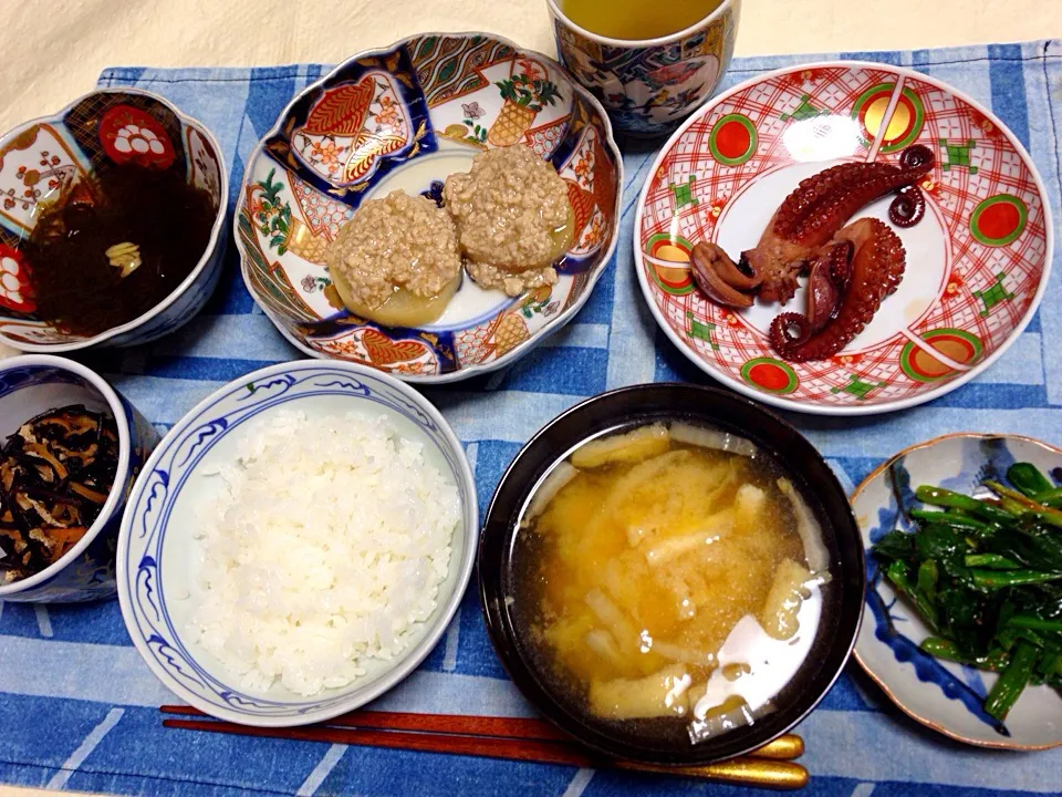 20150301夕食。先日炊いたひじきと油揚げと人参の煮物。モズクの酢の物。風呂吹き大根に、先日余った鶏ひき肉を甘辛く煮ておいたのを鍋に入れてとろみをつけて、餡かけに。神戸出張土産の明石だこの柔らか煮。ほうれん草の胡麻味噌和え。白菜と油揚げの味噌汁。|Keiko Moritaさん