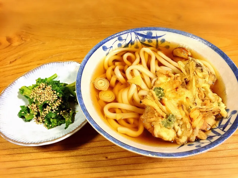 Snapdishの料理写真:イカ、椎茸、玉ねぎ、人参、パセリ、ゴボウのかき揚げ、うどん。菜の花のごまペースト和え。|pepiさん