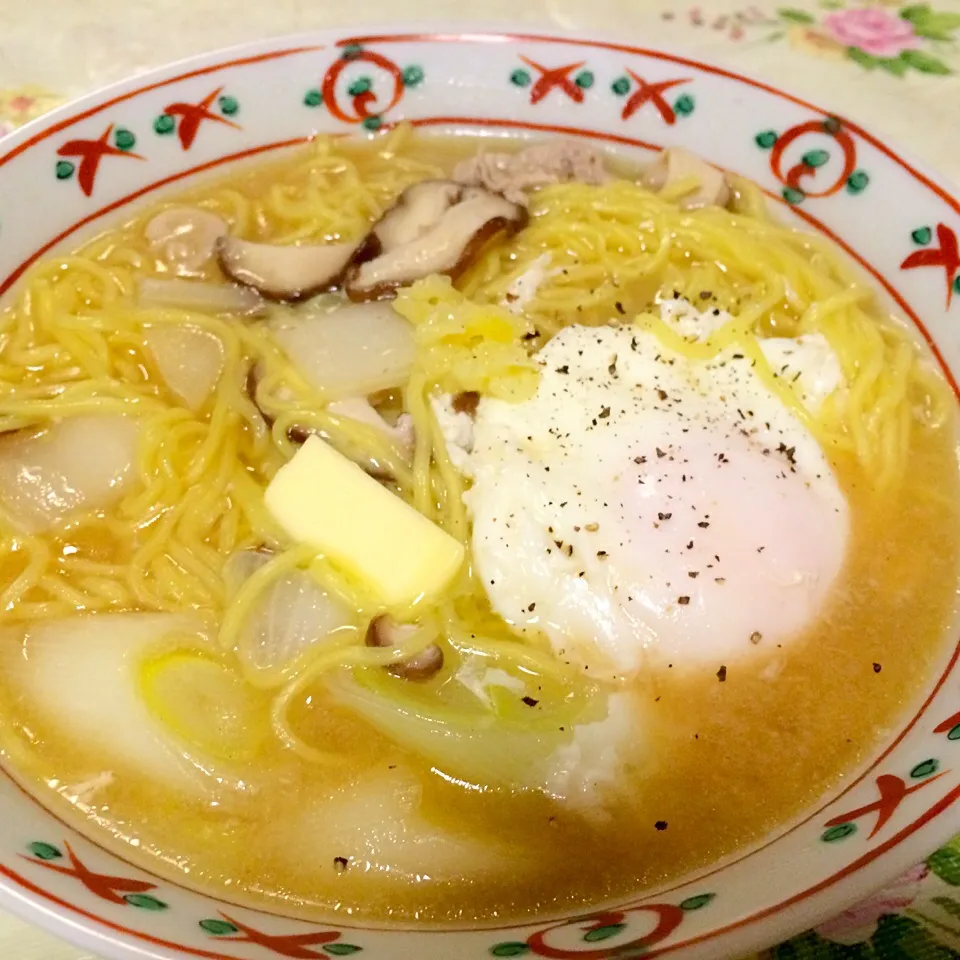 Snapdishの料理写真:蟹味噌ラーメン🍜白菜、ネギ、豚肉、しいたけ、卵を入れ最後にバターと胡椒をかけて具だくさんに😋✨汗かきました！😅|♥️さん