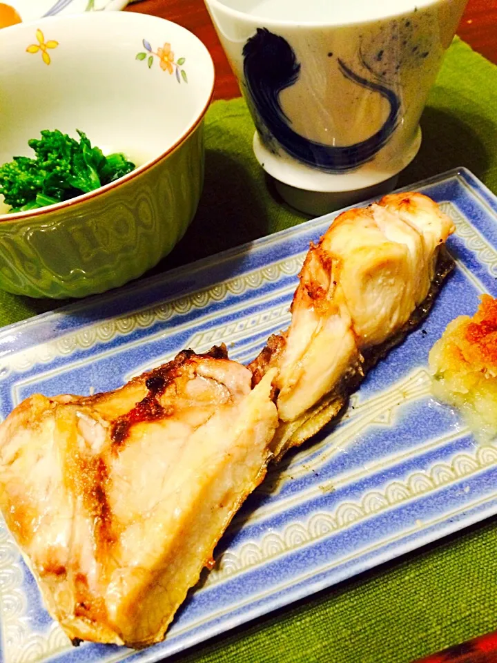 カンパチのカマの塩焼きと菜の花の山葵風味のお浸しで乾杯✨|Norikoさん