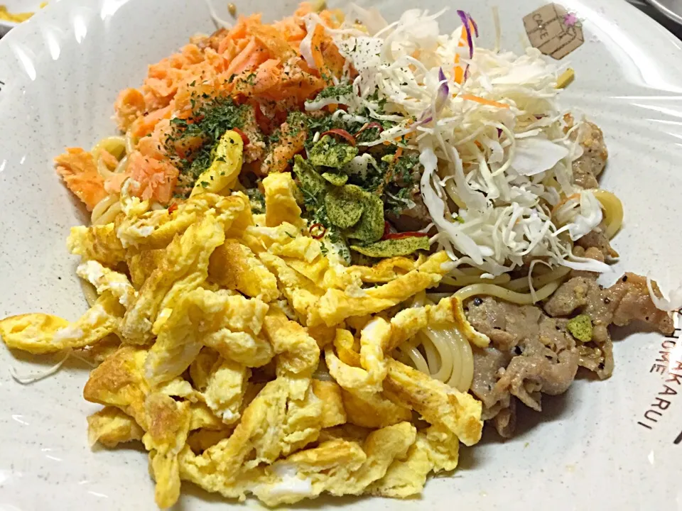 ペペロンチーノソースのパスタ。三色丼風。|shenhuaさん