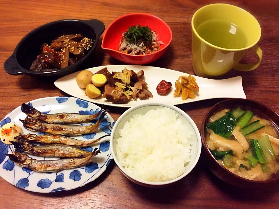 焼きししゃも、チャーシュー切り落とし&うずらの卵、残りモノ鶏ごぼうの煮物、じゃこ&大葉のせ納豆、小松菜と油揚げのお味噌汁 2015.3.1|キラ姫さん