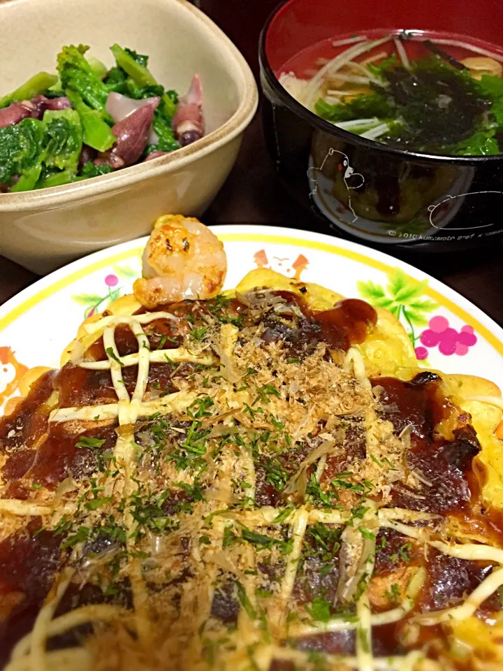 お好み焼き、ホタルイカと菜の花の辛子和え、お吸い物。|もじゅさん