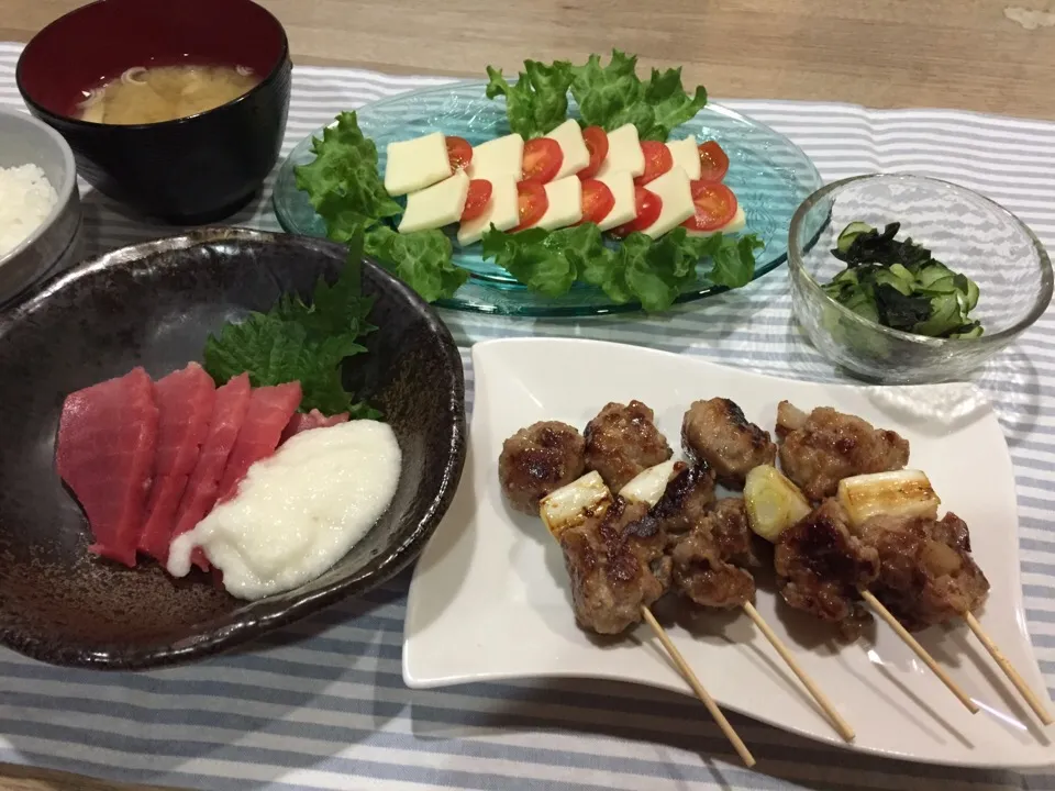 Snapdishの料理写真:まぐろ山かけ・焼きとん(豚)・カプレーゼ風・キュウリとワカメの酢の物・帆足の稚貝しめじの味噌汁|まーままさん