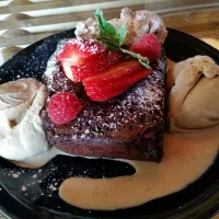 Dessert Cayenne chocolate brownie with coffee ice cream and cocoa whipped cream.|Shanika Brownさん