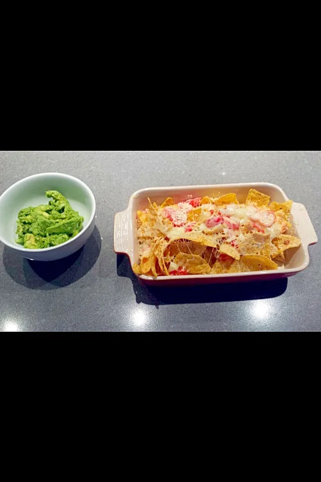 Nachos with tomatoes, onions and cheese with guacamole on the side.. Vegetarian|🍓Jolejo🍓さん