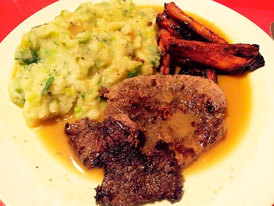 Steak, leek and potato mash and honey and cinnamon glazed carrots|Nicole Avisさん